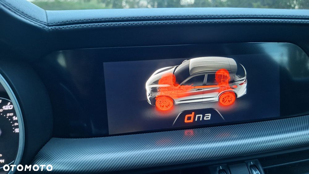 Alfa Romeo Stelvio 2.0 Turbo 16V AT8-Q4 Ti - 23
