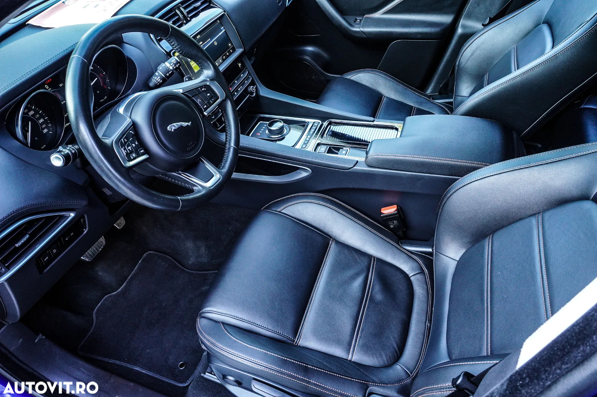 Jaguar F-Pace 25d AWD Pure - 12