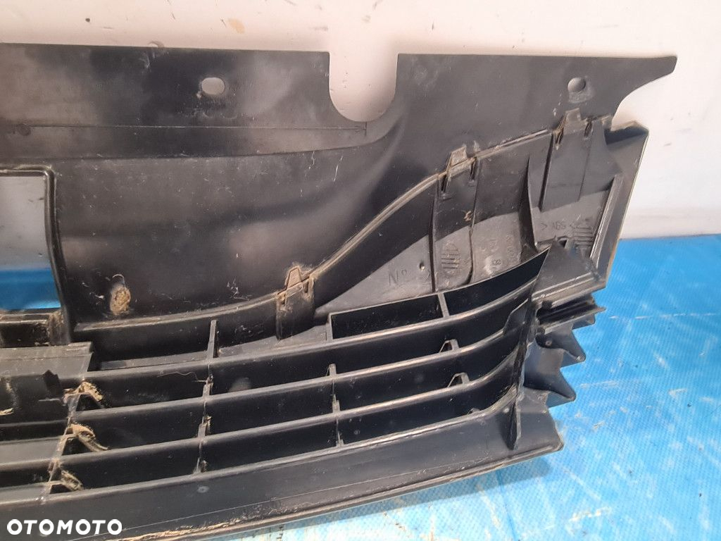 ATRAPA / GRILL 8200012581  RENAULT LAGUNA II - 10