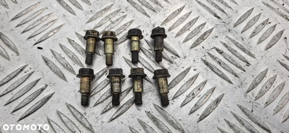 Nissan Terrano II 2.4 Śruby Pokrywy Zaworów - 2