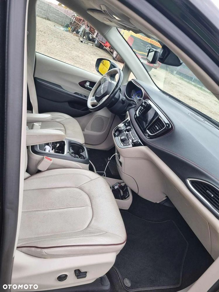 Chrysler Pacifica - 2