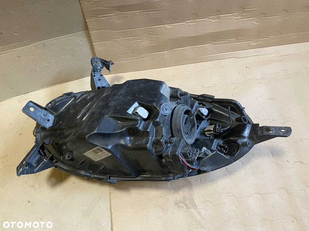 Lampa Nissan Micra K12  prawa OE - 8