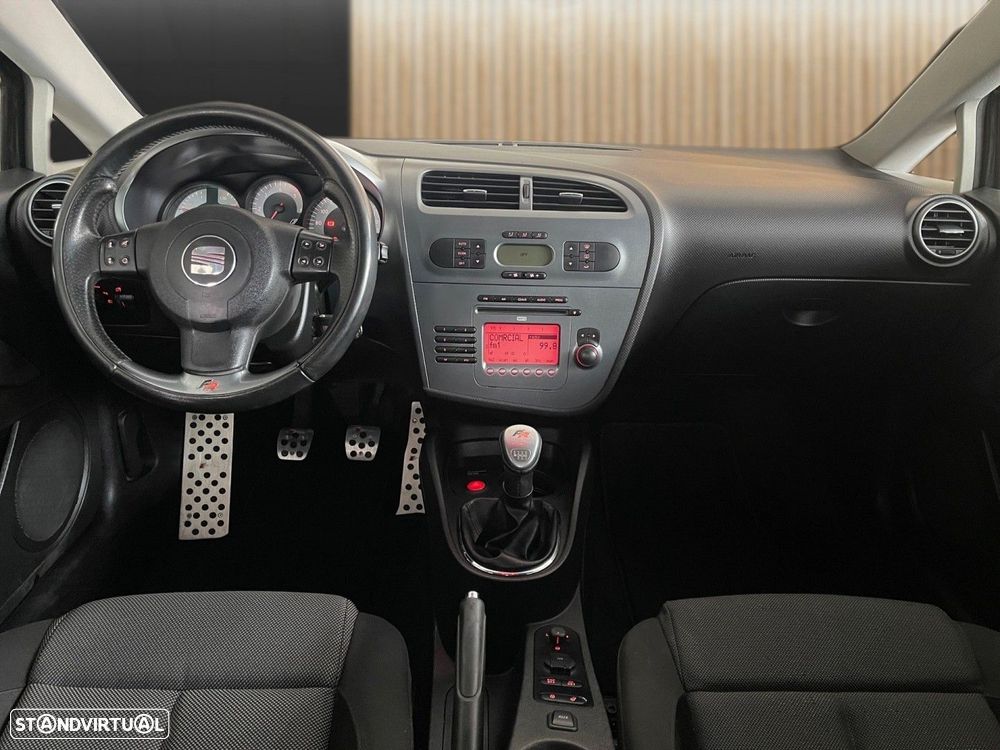 SEAT Leon 2.0 TDI FR — photo 2