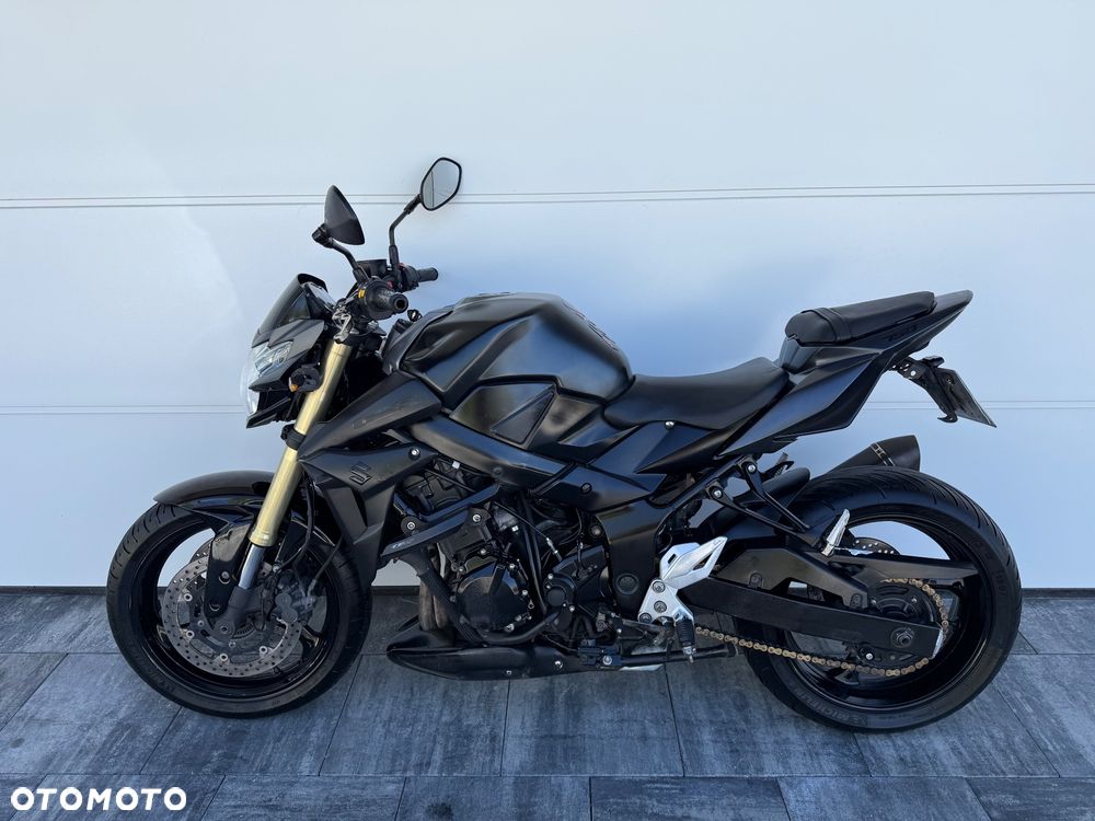 Suzuki GSR - 9