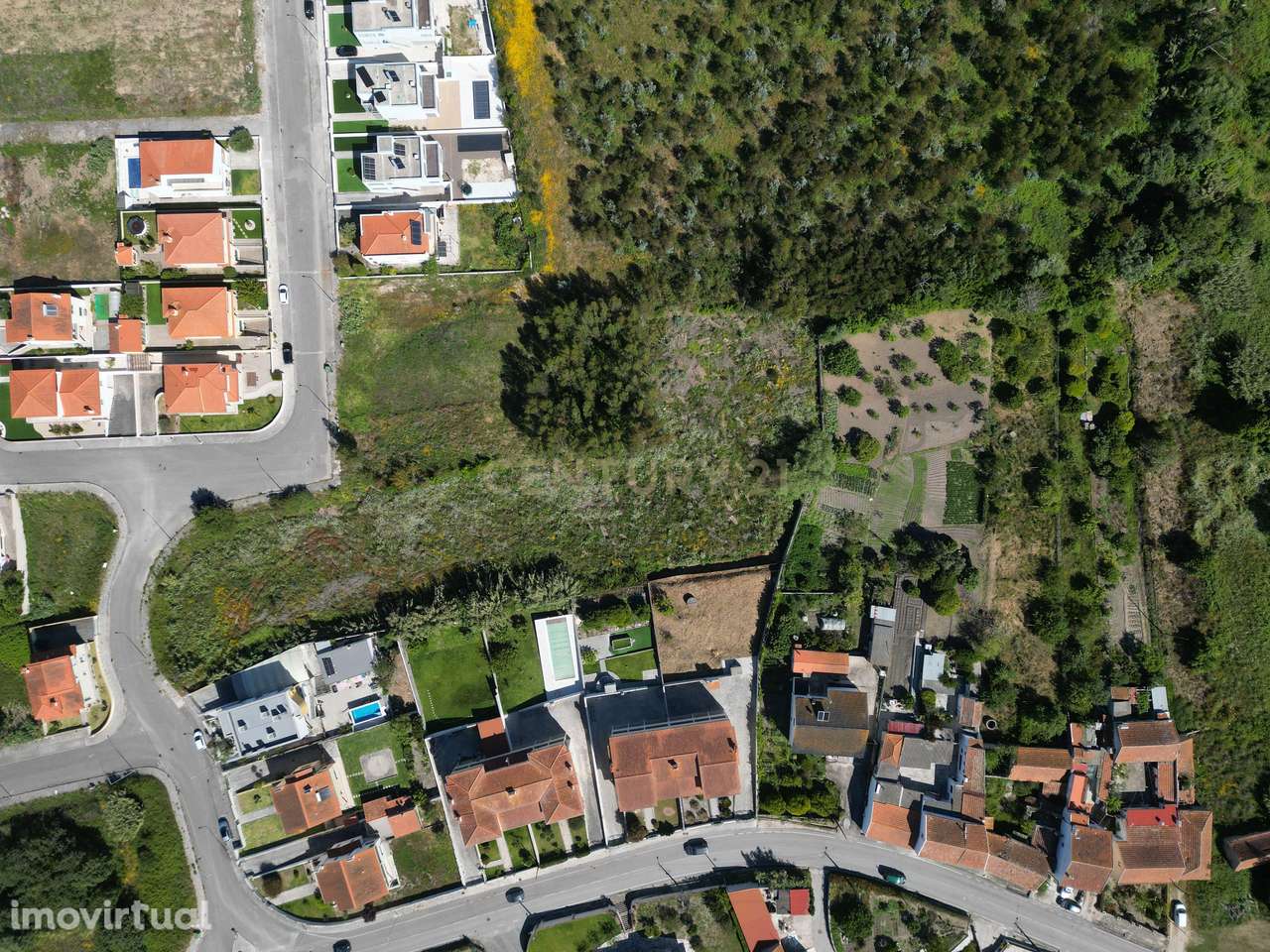 Terreno com capacidade de construção de uma ou várias moradias - Grande imagem: 2/15