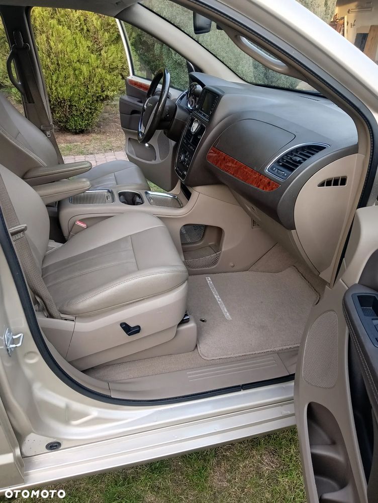 Chrysler Town & Country 3.6 Limited - 19