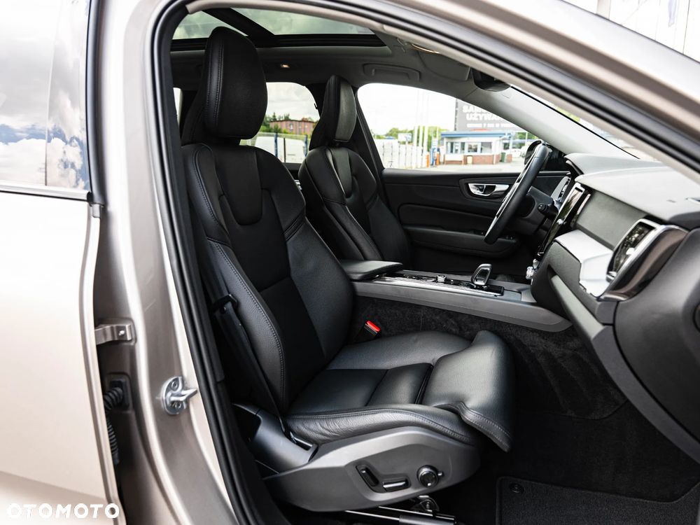 Volvo XC 60 B4 B Plus Dark - 25
