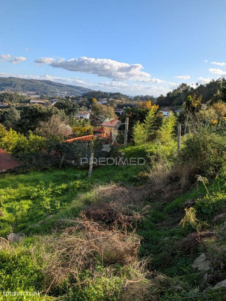 Terreno urbano com pequena moradia em pedra - Grande imagem: 2/13