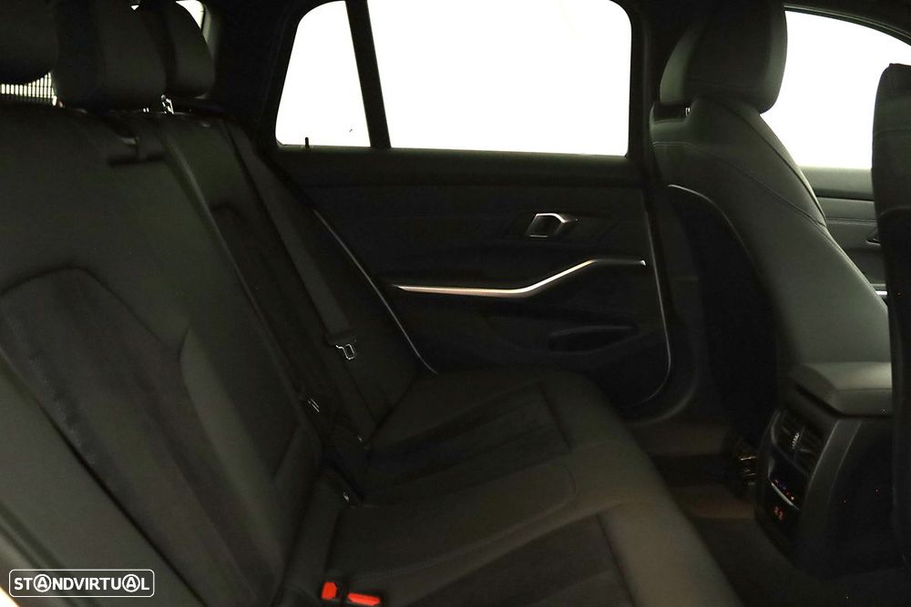 BMW 330 e Touring Pack Desportivo M Auto - 22
