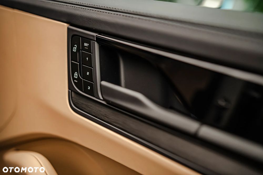 Porsche Cayenne E-Hybrid PHEV Black Edition - 12