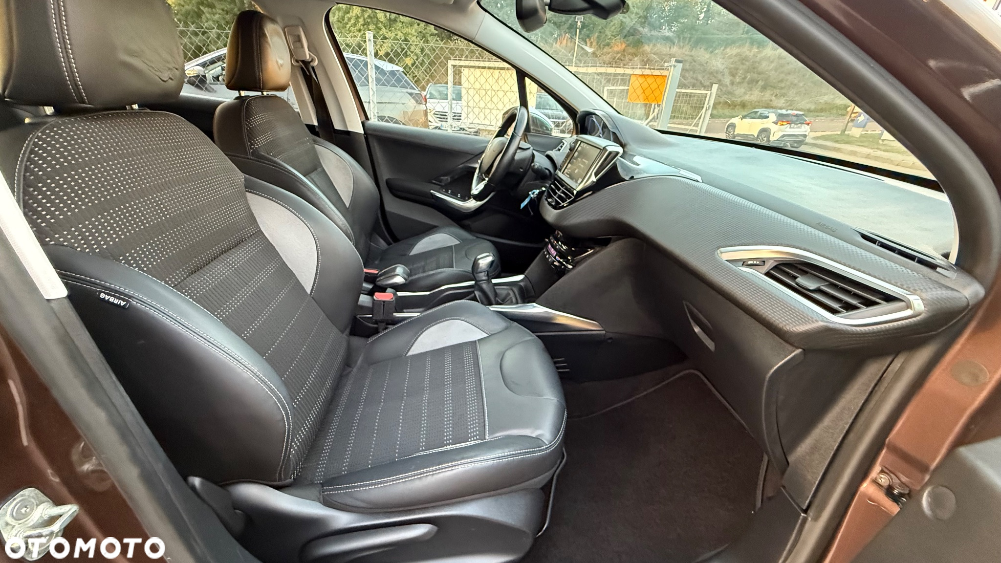Peugeot 2008 1.6 e-HDi Allure S&S - 22