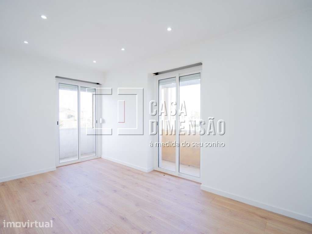 Apartamento de tipologia T2, totalmente remodelado, com varandas, n... - Grande imagem: 5/32