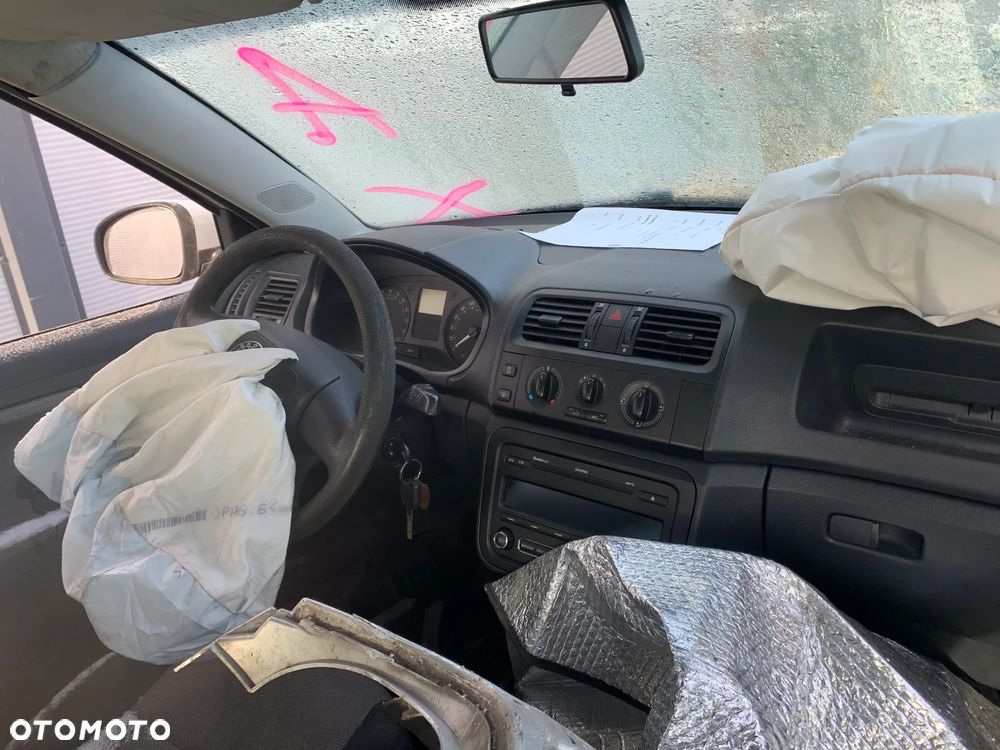 SKODA FABIA 2011 *SAMOCHÓD NA CZĘŚCI* 4101 MASKA, LAMPA, DRZWI, LUSTERKO, ZDERZAK, GRILL, BŁOTNIK, KLAPA, BELKA, DESKA, FOTELE, KANAPA, ĆWIARTKA KIEROWNICA, TARCZE, ZACISKI, ZAWIESZENIE, KOMPLETNY PRZÓD, KOMPLETNY TYŁ, LICZNIK, ZEGARY, PRAWE LEWE PRZÓD TYŁ - 4