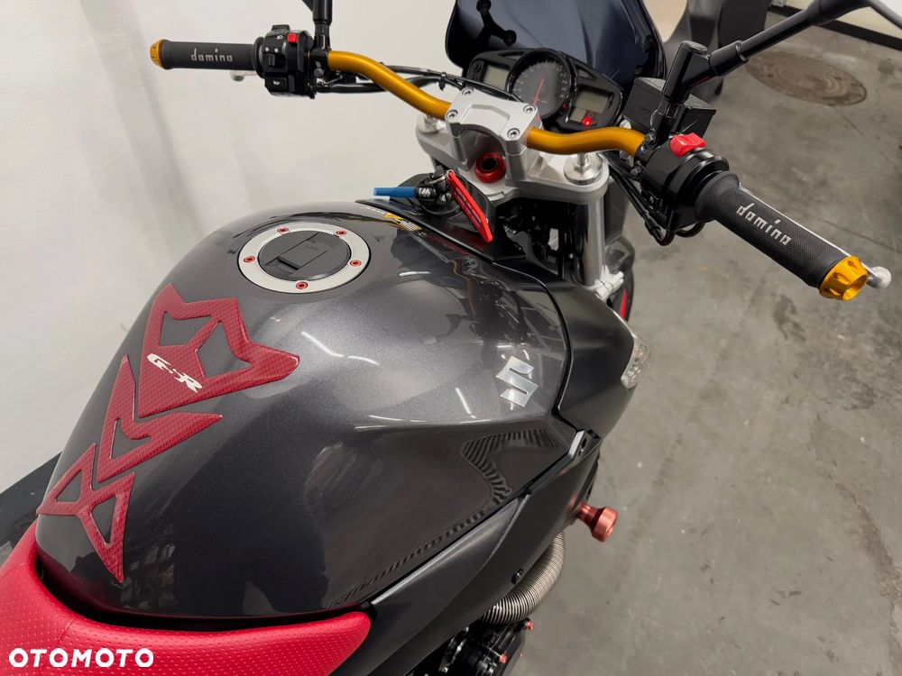 Suzuki GSR - 29