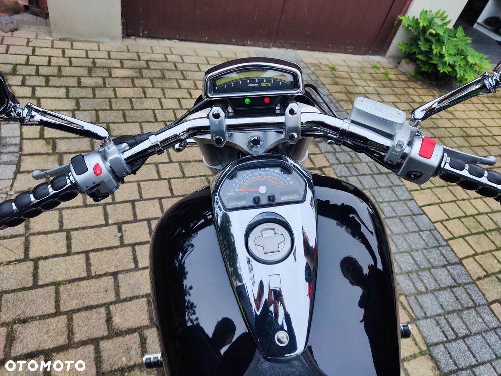 Suzuki Intruder - 13