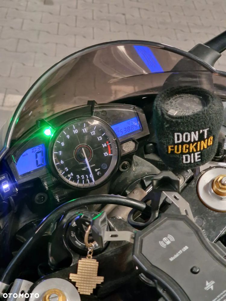 Yamaha R1 - 2