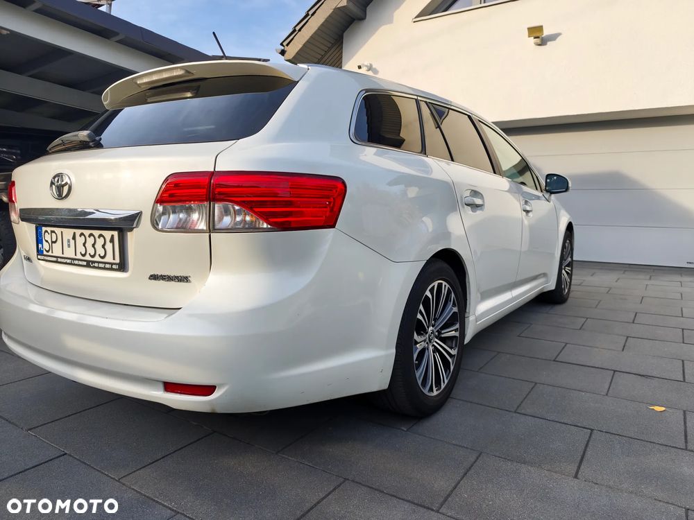 Toyota Avensis 2014 photo 2