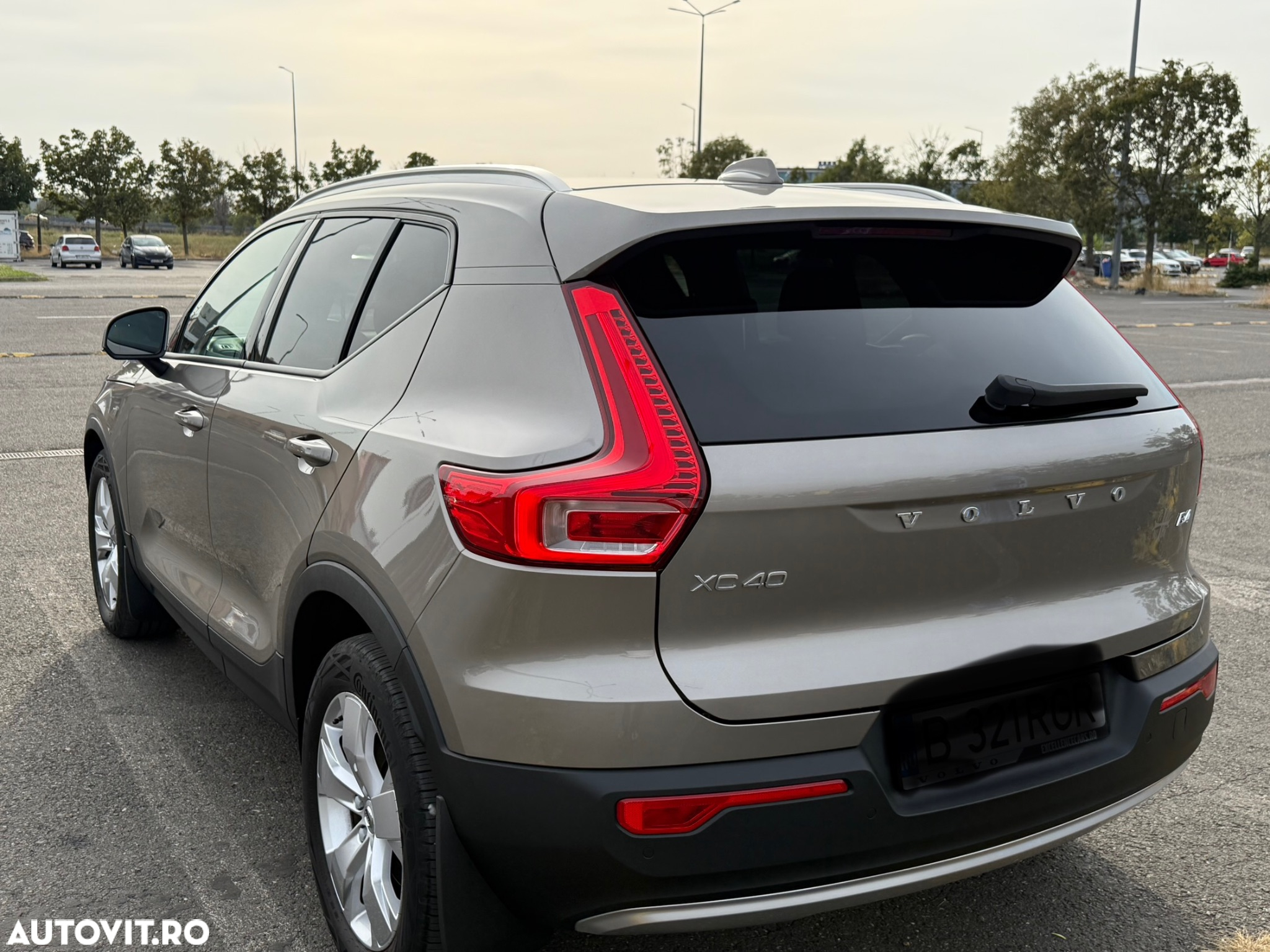 Volvo XC 40 B4 AT8 AWD Mild Hybrid Momentum Pro - 3