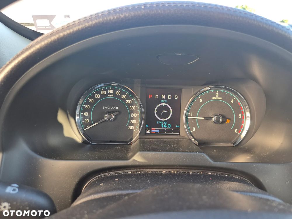 Jaguar XF 2.2 D - 26