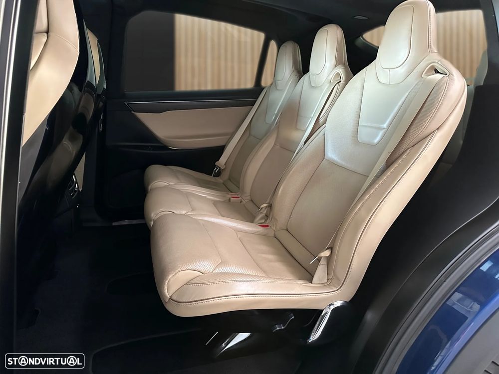 Tesla Model X 90D - 11