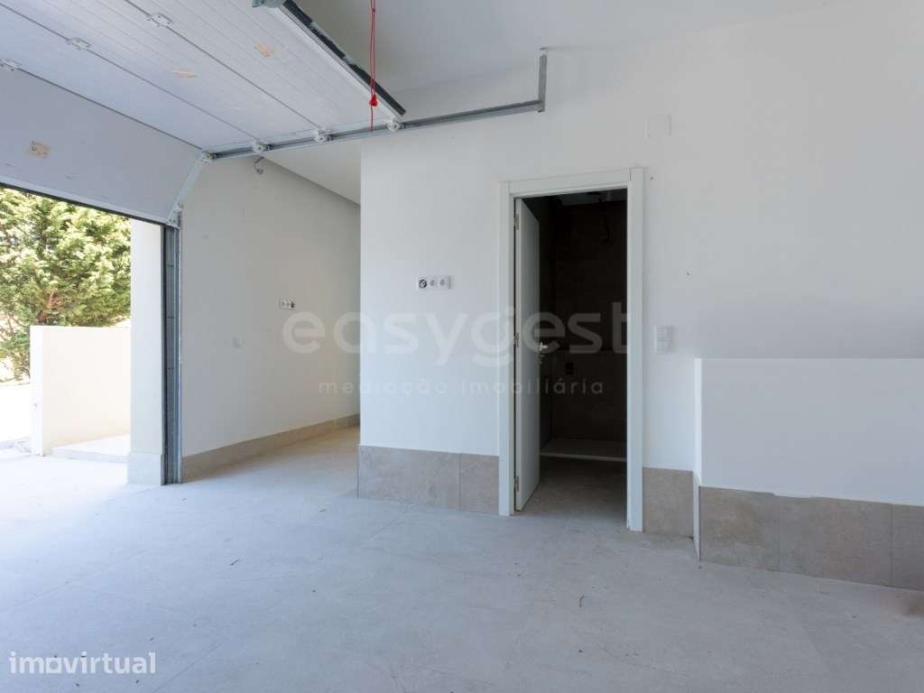 Moradia Independente T3+1, totalmente Remodelada, com Jardim, Garag... - Grande imagem: 4/48
