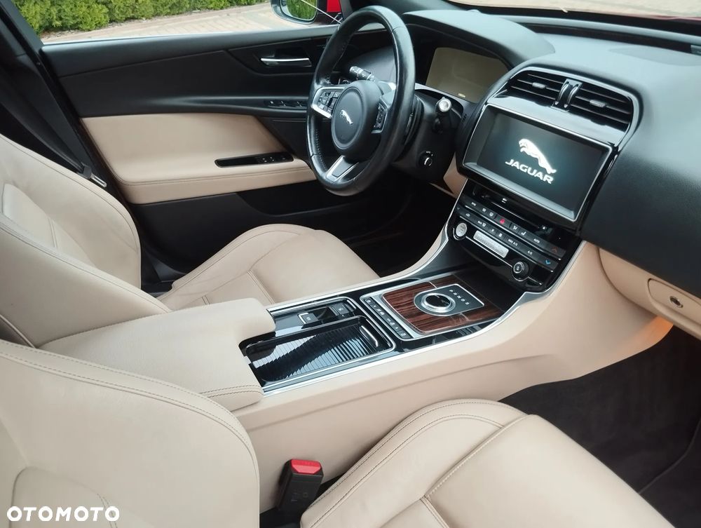 Jaguar XE 20t R-Sport - 18