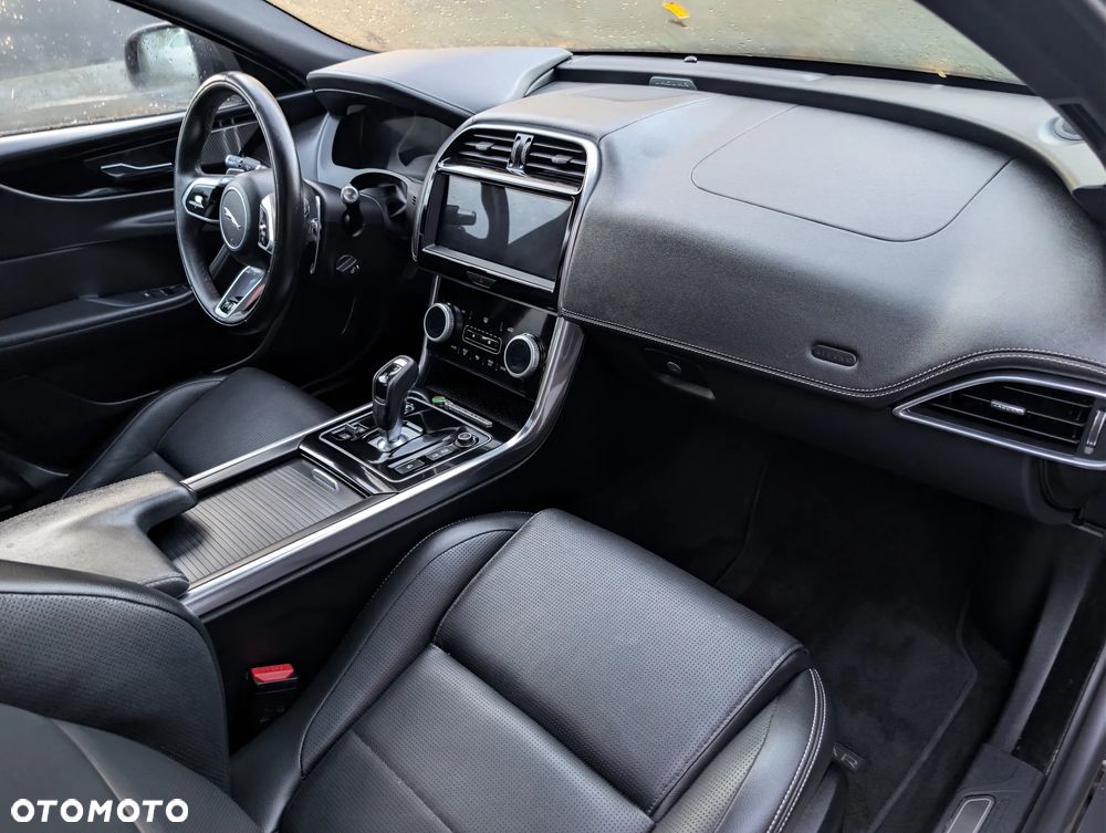 Jaguar XE 2.0 D200 mHEV R-Dynamic Black - 4