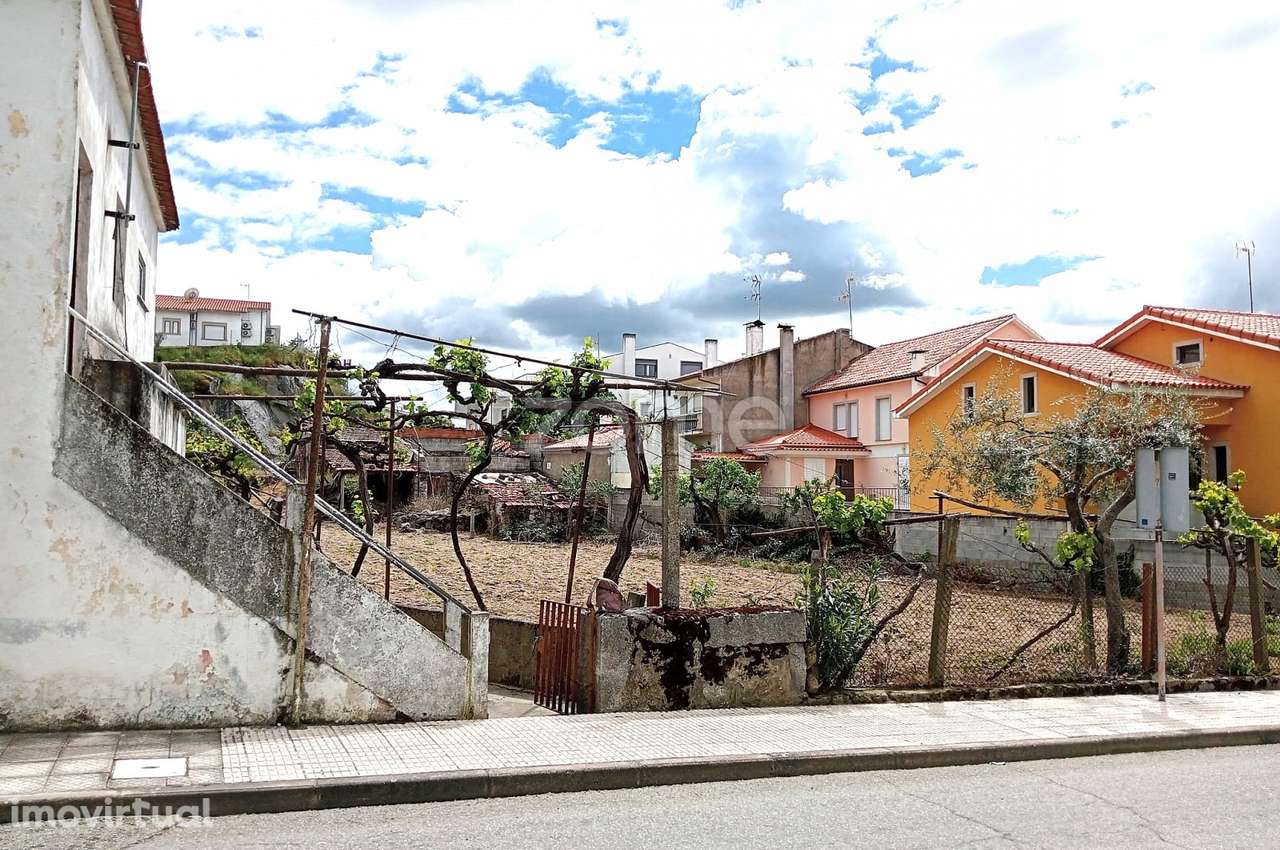 Moradia para reconstruir no centro de Miranda do Douro - Grande imagem: 4/17