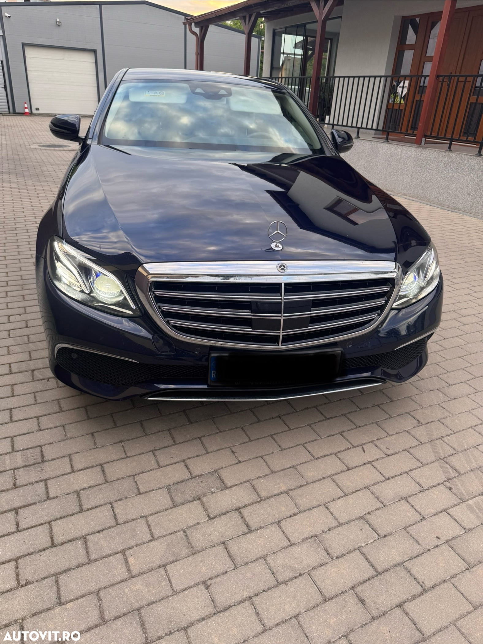 Mercedes-Benz E 220 d 4Matic 9G-TRONIC - 2