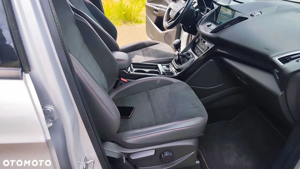 Ford Kuga 1.5 EcoBoost 2x4 ST-Line - 24