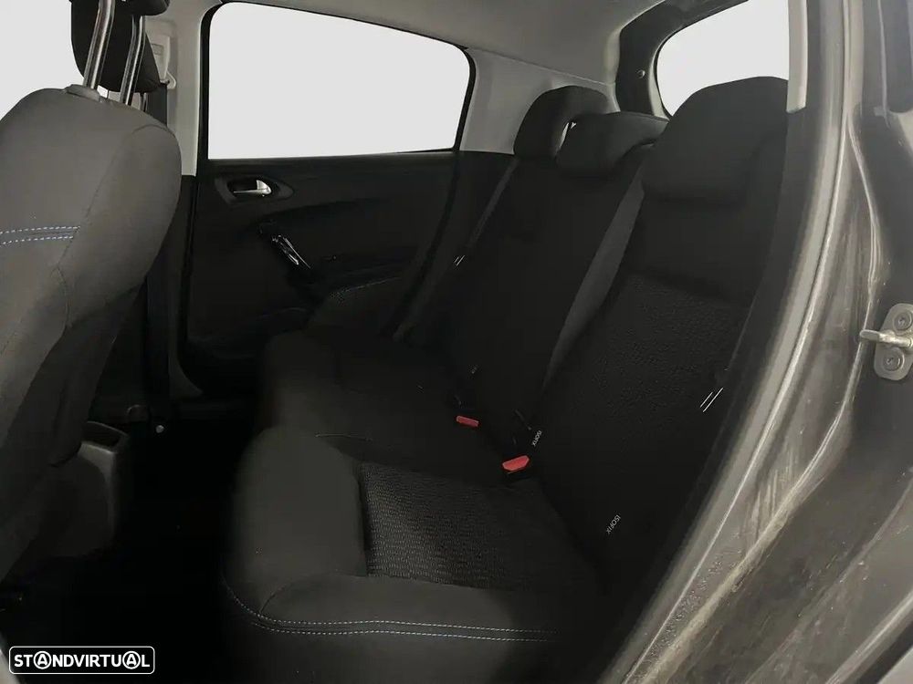 Peugeot 208 - 8