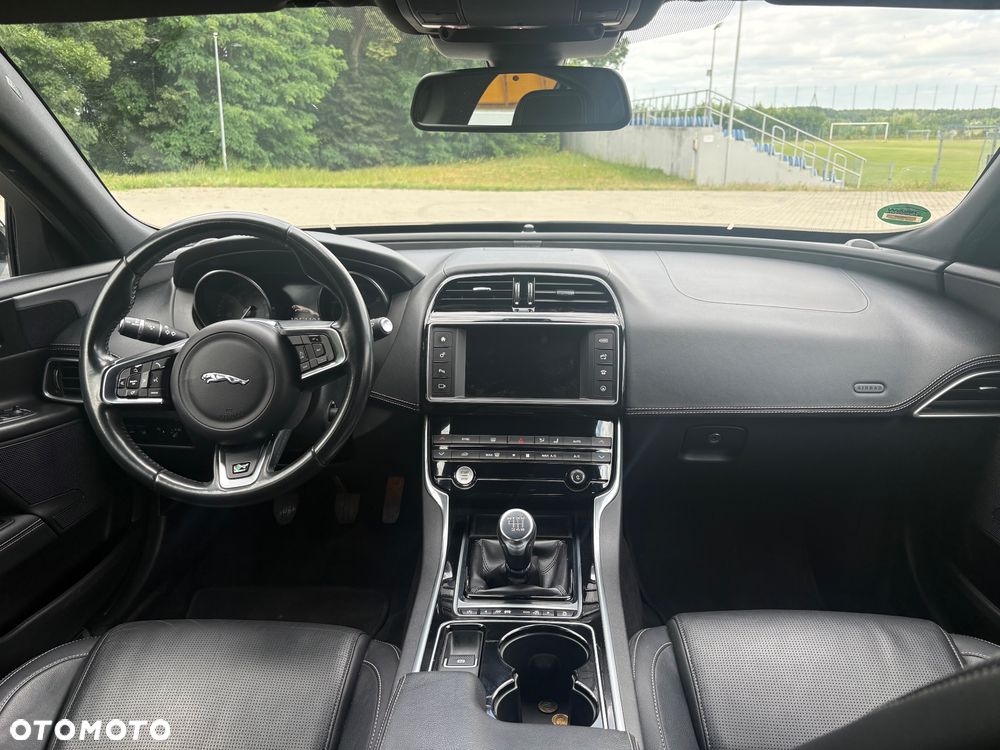 Jaguar XE 2.0 D R-Sport - 26