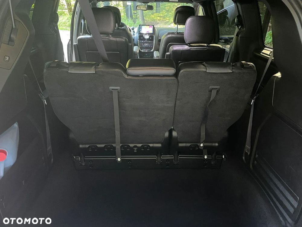 Chrysler Town & Country - 10
