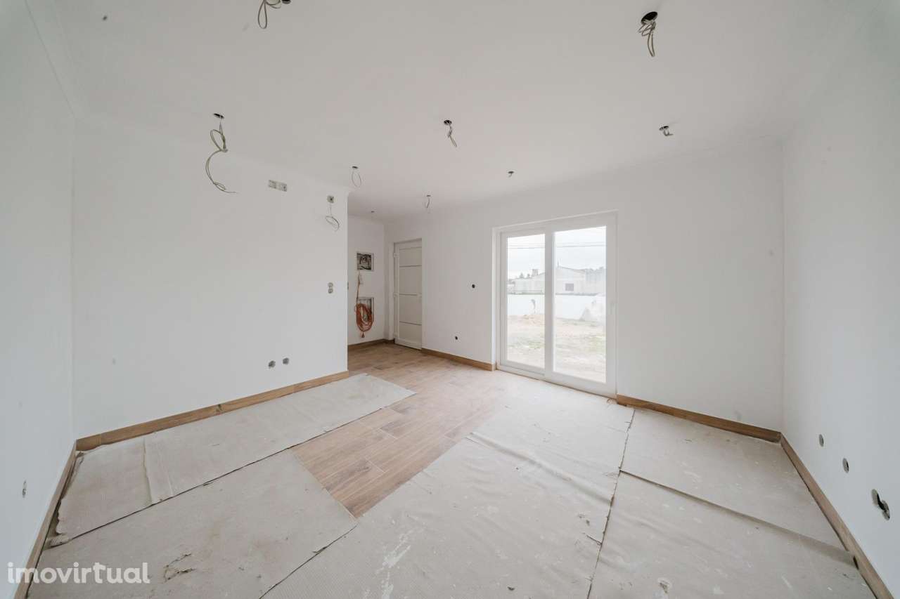 Moradia T2 Nova com Jardim e Estacionamento em Fontanelas - Grande imagem: 4/21