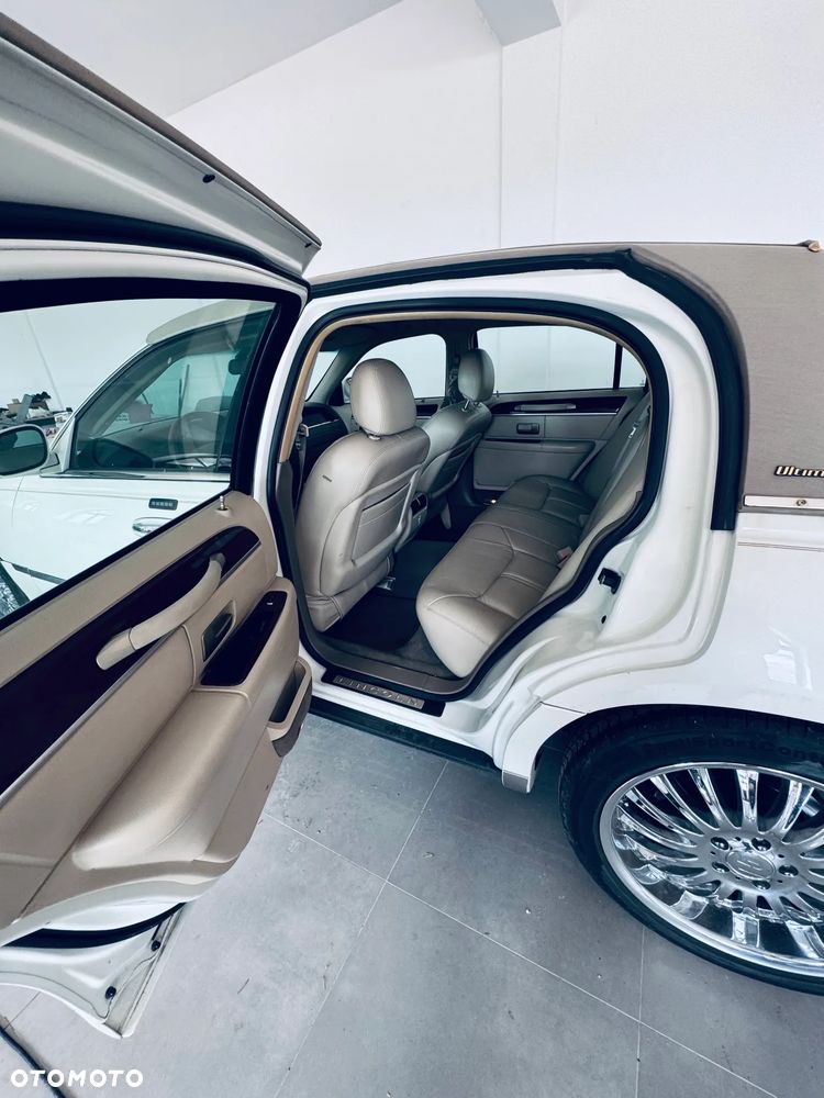 Lincoln Town Car - 6