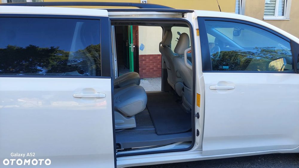 Toyota Sienna - 4