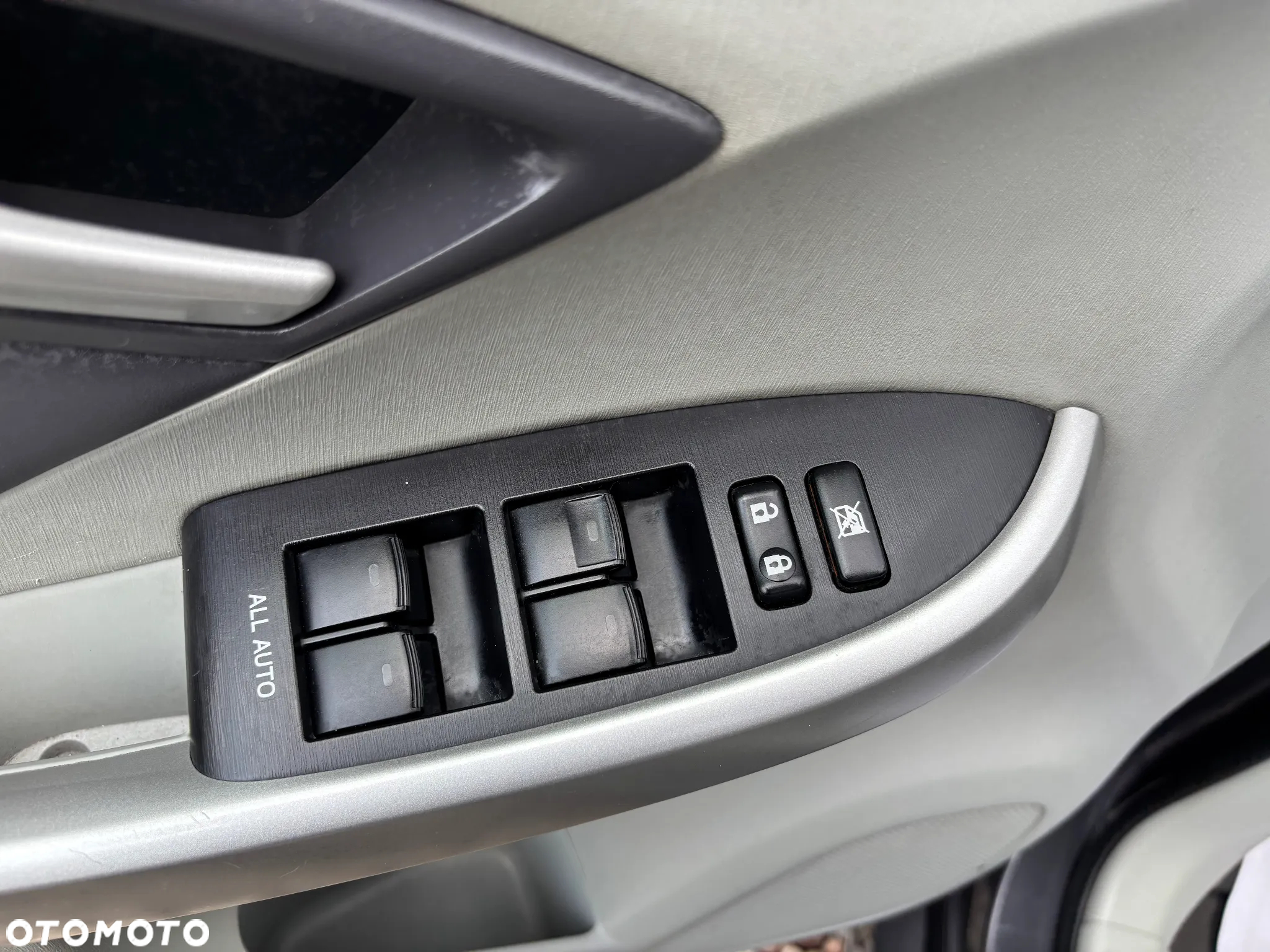 Toyota Prius (Hybrid) Executive - 17