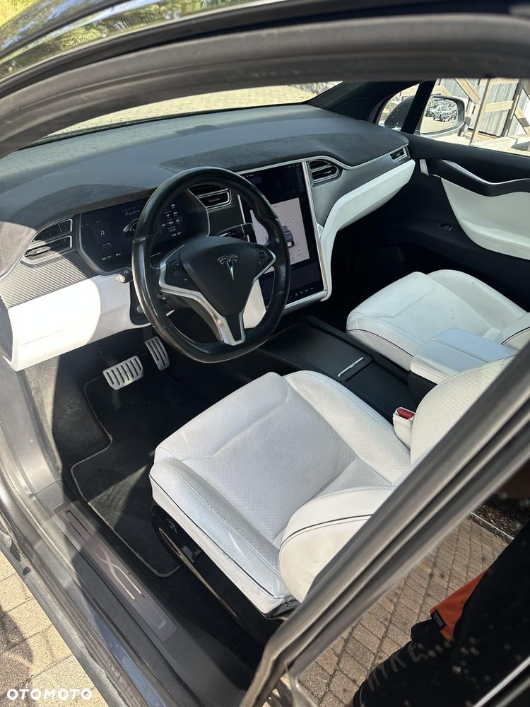 Tesla Model X - 8