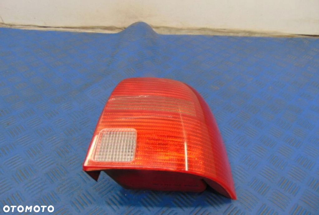 VOLKSWAGEN PASSAT B5 2.4B UNIVERSAL LAMPA TYLNA PRAWA - 1