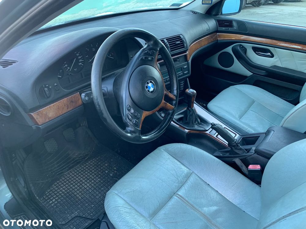 BMW 5 E39 2002 *SAMOCHÓD NA CZĘŚCI* 3391 MASKA, LAMPA, DRZWI, LUSTERKO, ZDERZAK, GRILL, BŁOTNIK, KLAPA, BELKA, DESKA, FOTELE, KANAPA, ĆWIARTKA KIEROWNICA, TARCZE, ZACISKI, ZAWIESZENIE, KOMPLETNY PRZÓD, KOMPLETNY TYŁ, LICZNIK, ZEGARY, PRAWE LEWE PRZÓD TYŁ - 5