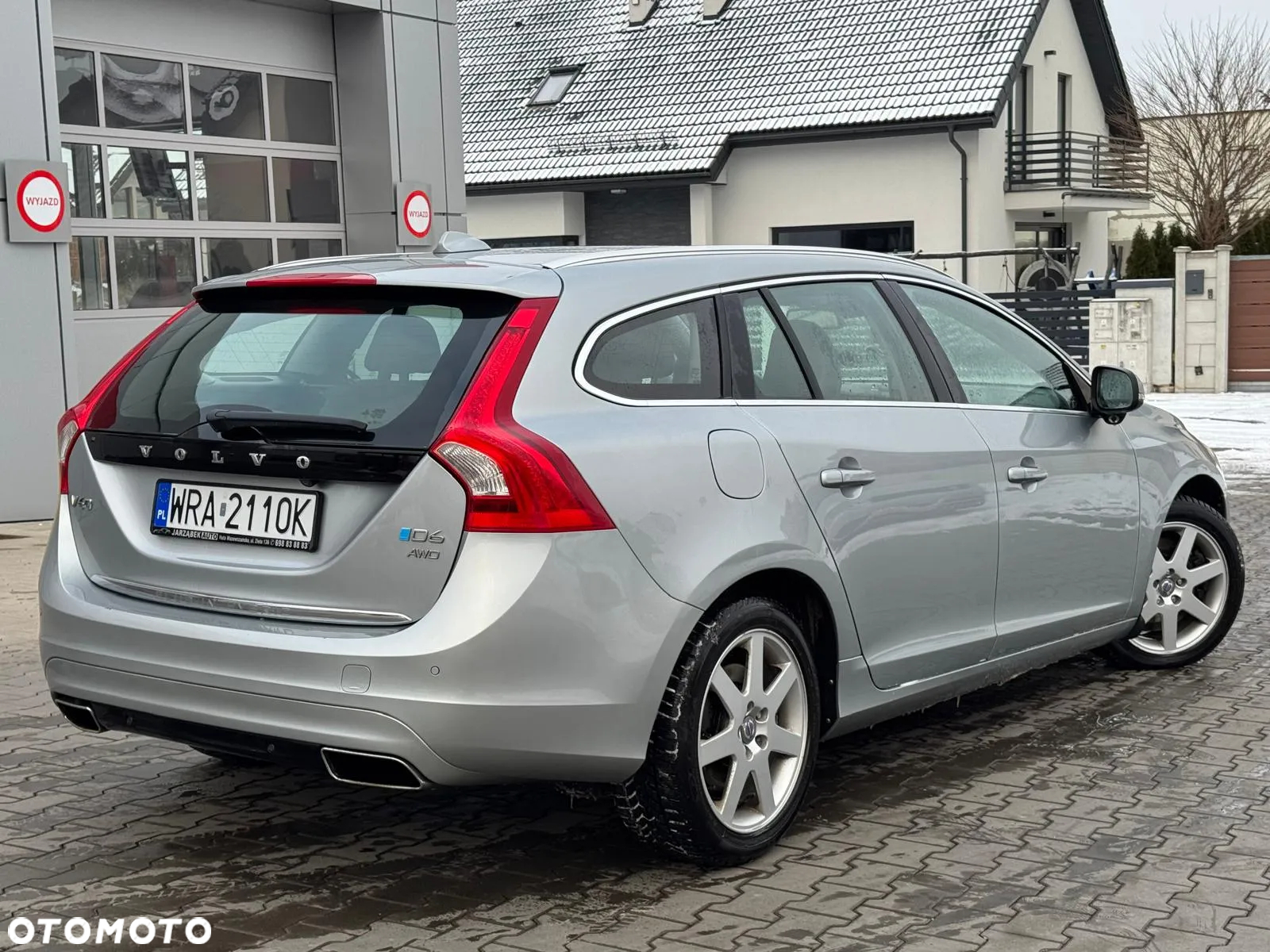 Volvo V60 D6 AWD Plug-in Hybrid R-Design Summum - 4