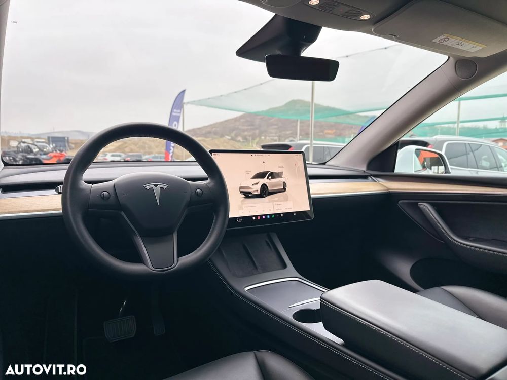 Tesla Model Y - 13