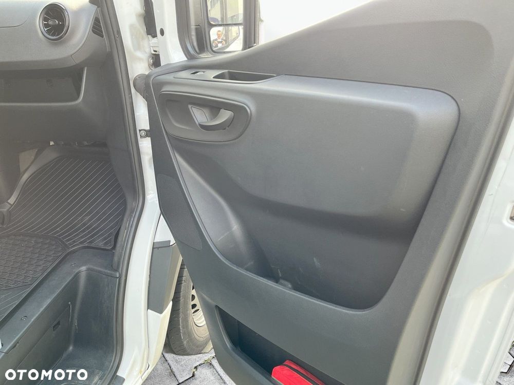 Mercedes-Benz Sprinter - 16
