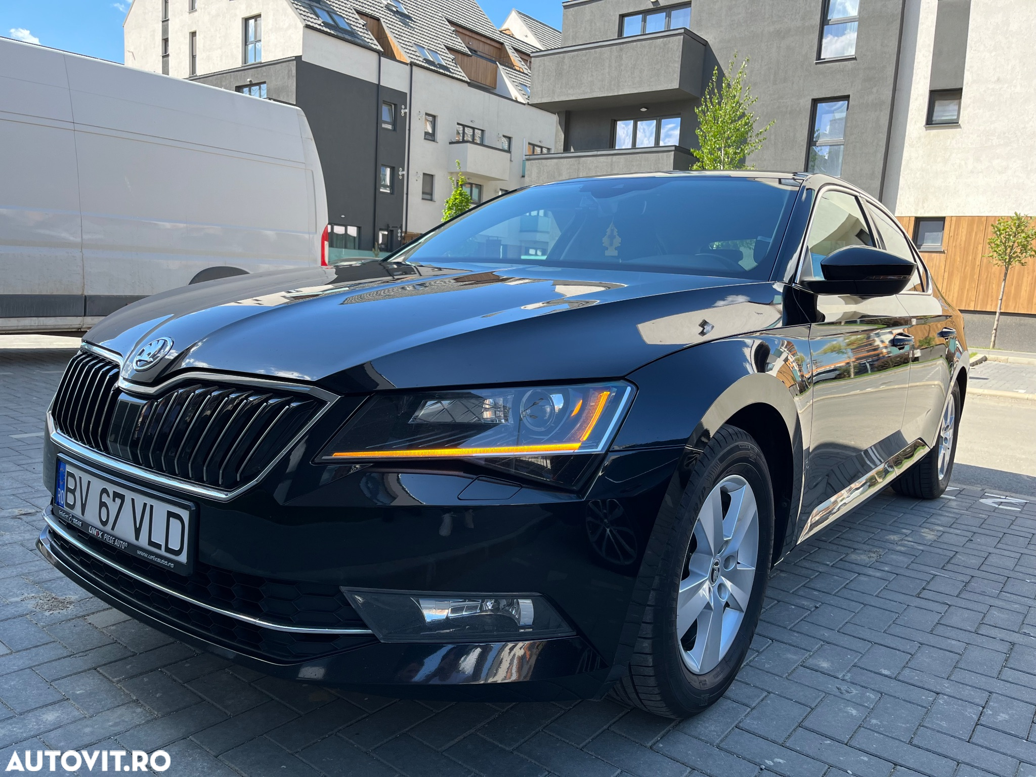 Skoda Superb 2.0 TDI DSG Ambition - 4