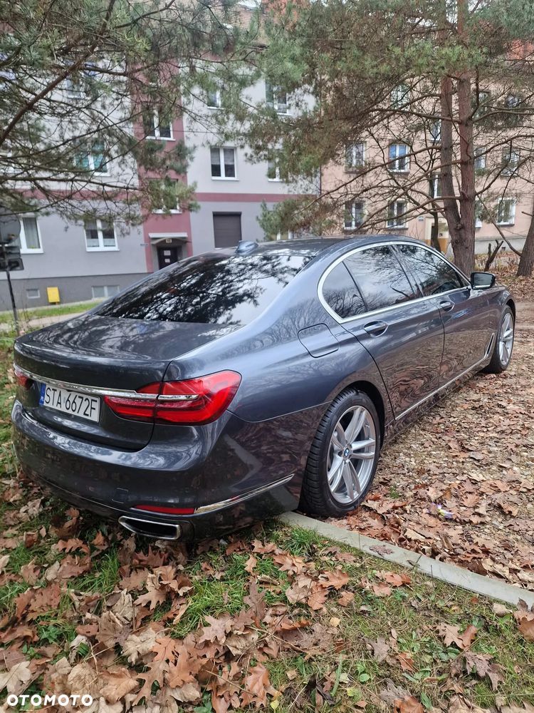 BMW Seria 7 750i - 8