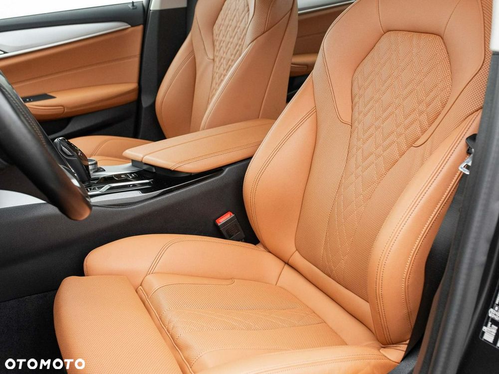 BMW Seria 5 520i mHEV - 12
