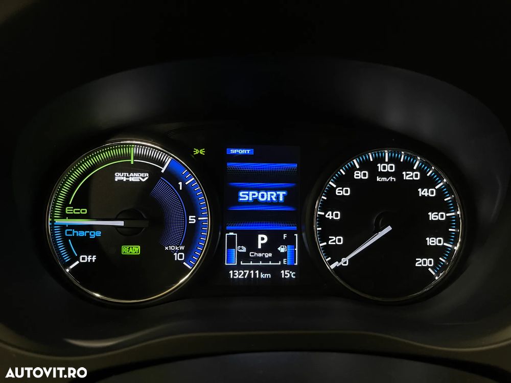 Mitsubishi Outlander 2.4 4WD Plug-In Hybrid - 29