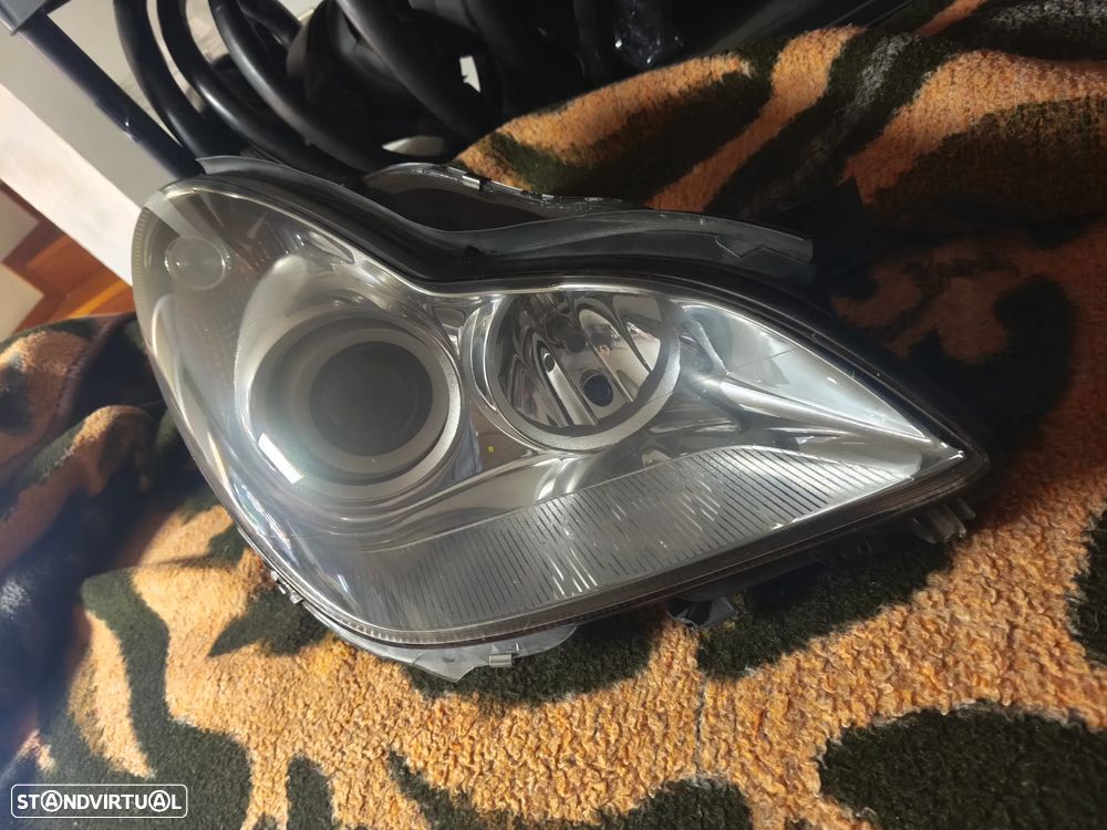 Farol direito bi-xenon direcional CLS W219 - 2