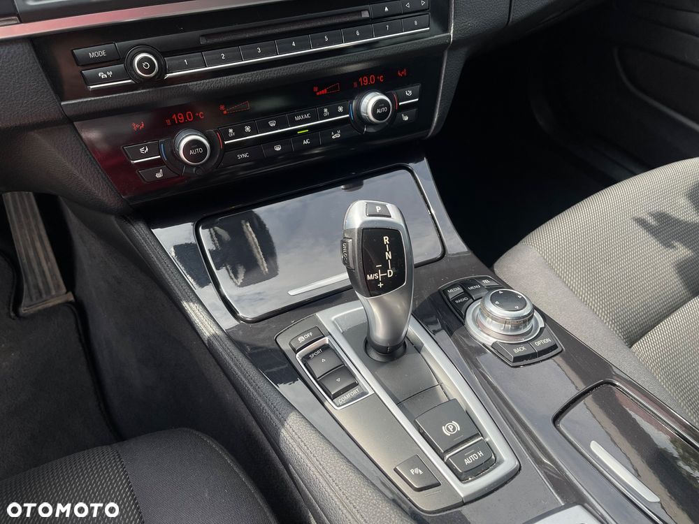 BMW Seria 5 525d Sport-Aut Modern Line - 22