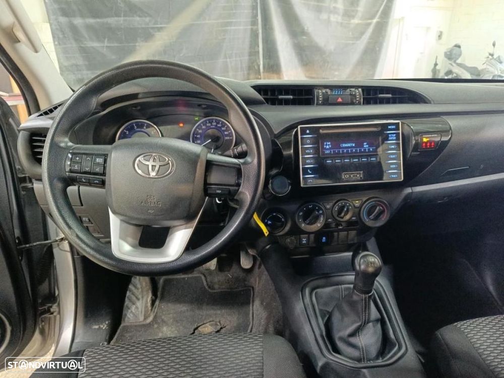 Toyota Hilux 2.4 D-4D 4WD CD 5Lugares c/iva - 7